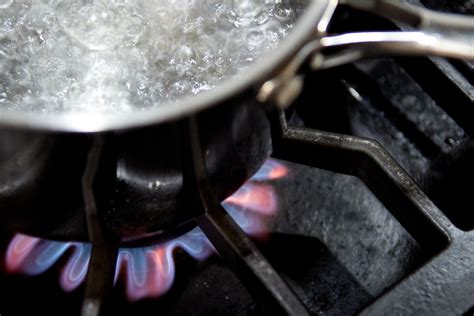 how to boil water on a gas stove